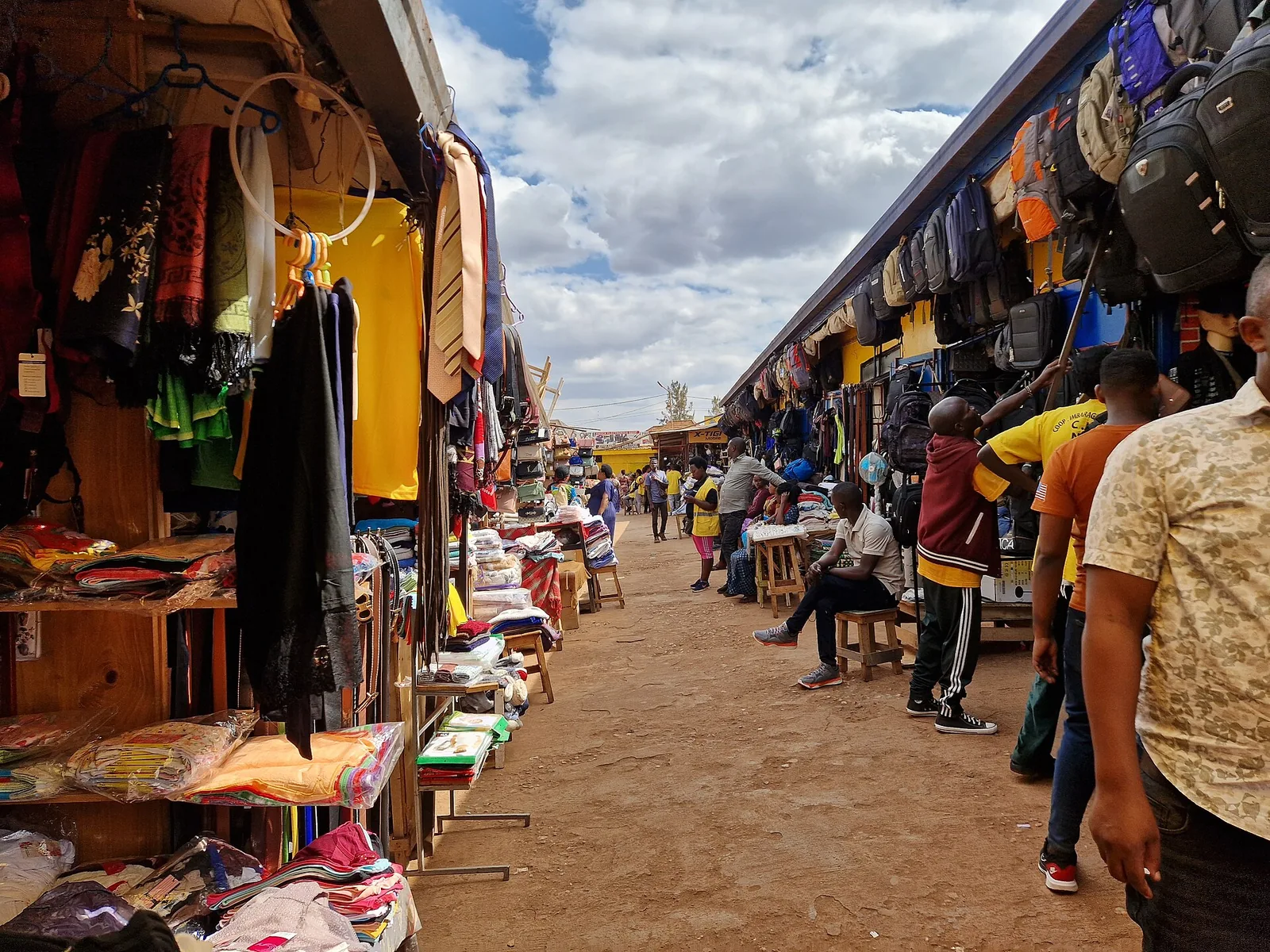 Abacuruzi, abaguzi n’ibicuruzwa mu isoko rya Kimironko