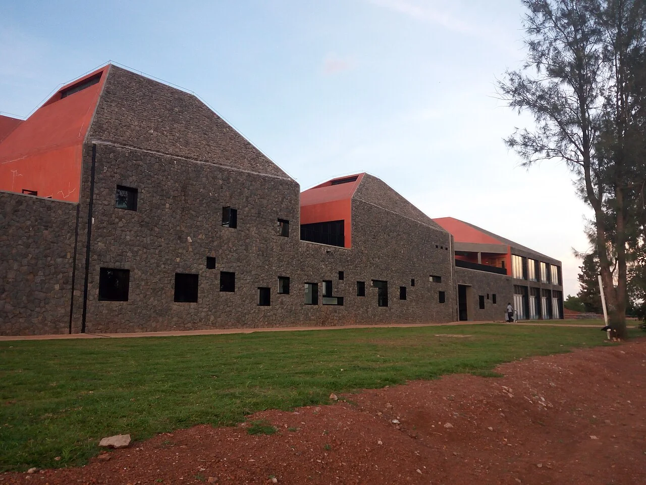 Inyubako y’ishuri ry’ubwubatsi muri Kigali, ifite inkuta z’amabuye
