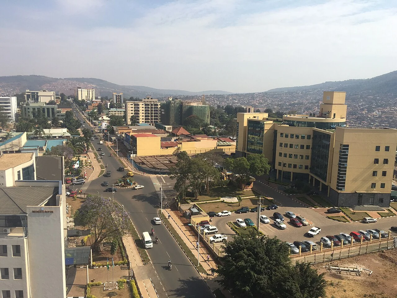 Inyubako n’umuhanda mugari muri Kigali