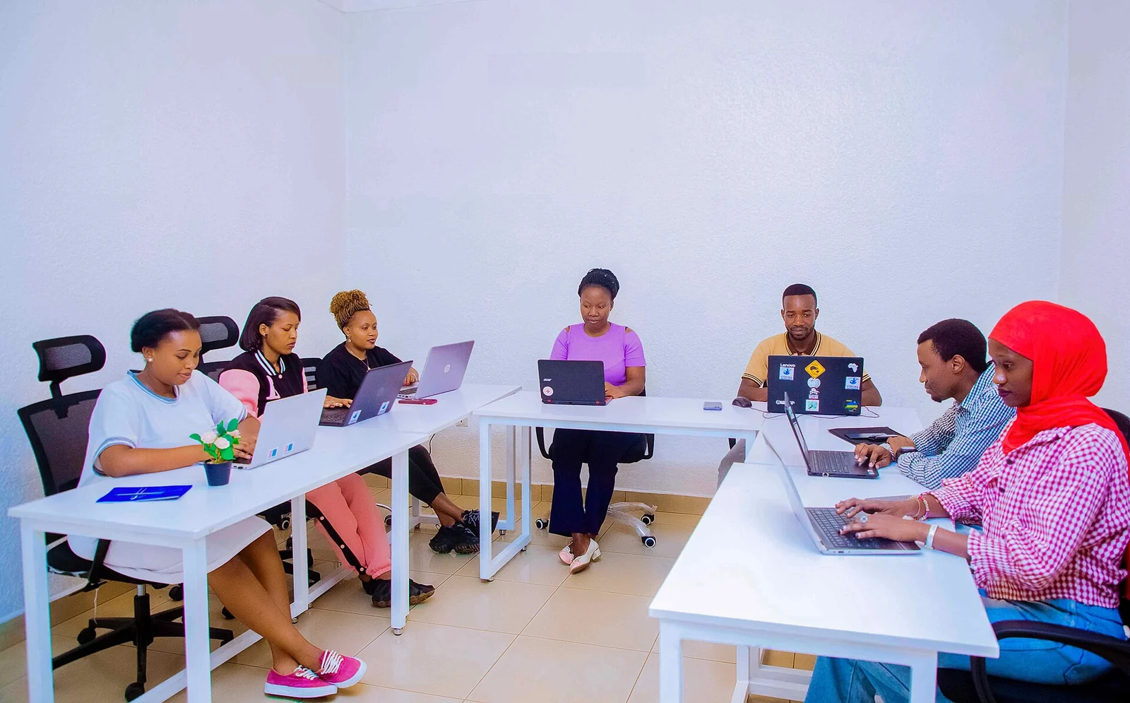 Abagize itsinda bakorera hamwe mu gikorwa cyo guteza imbere ibidukikije muri Kigali
