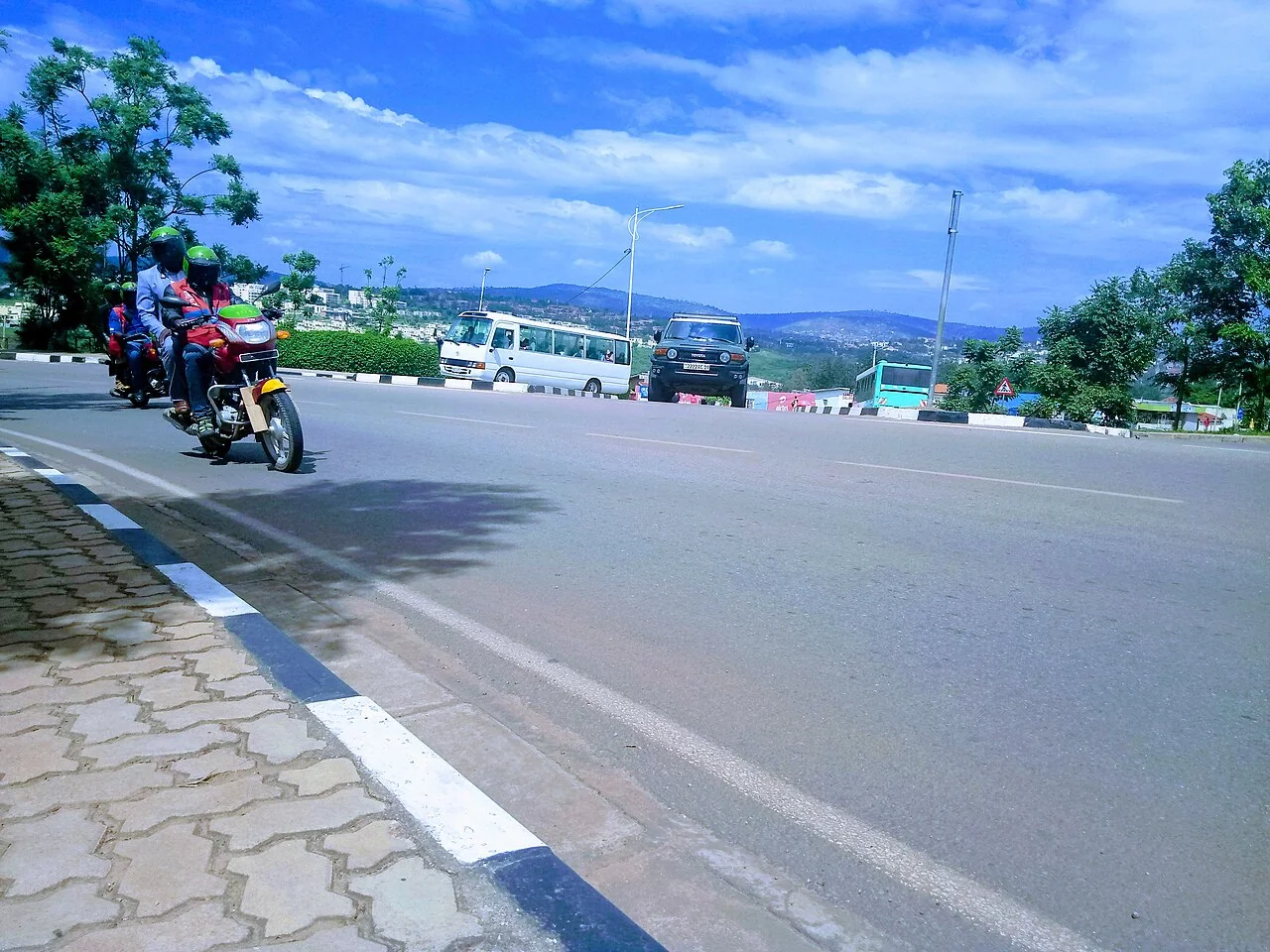 Abatwara moto ku muhanda mugari wo muri Kigali