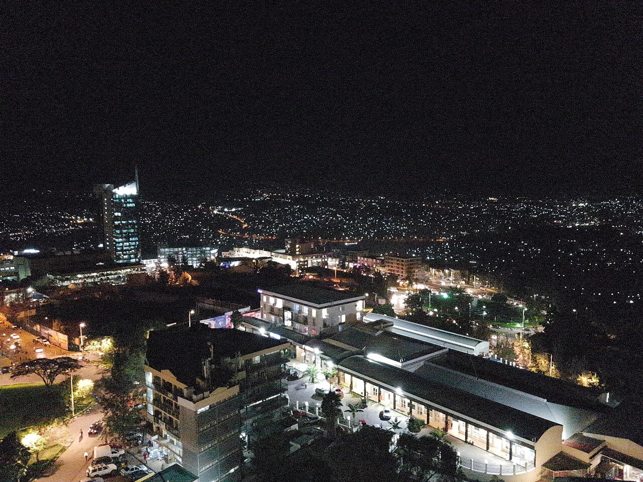 Inyubako n’imihanda bya Kigali bimurikiwe nijoro
